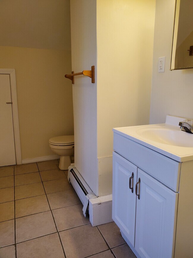 Bathroom - 137 Carleton St