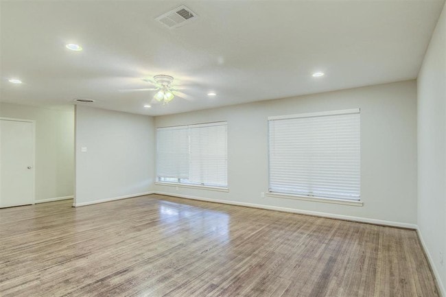 Building Photo - 8710 Greiner Dr