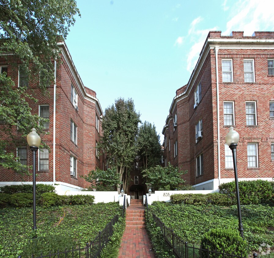 828 N Elm St, Greensboro, NC 27401 Apartments in Greensboro, NC