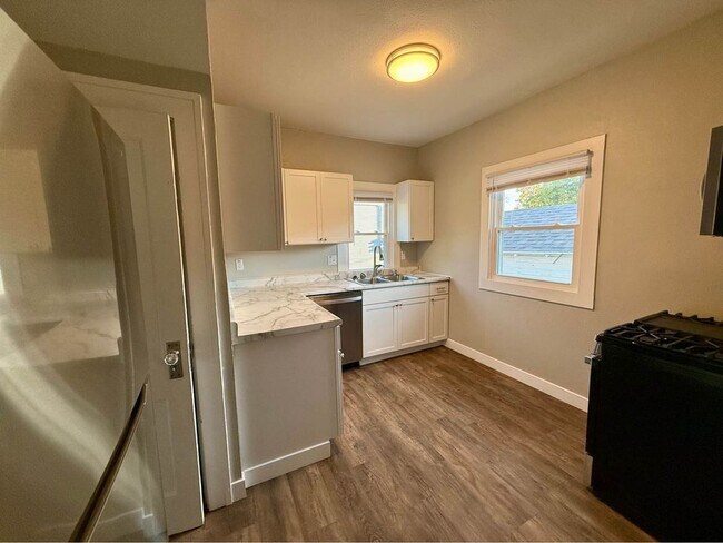 Foto del edificio - 1807 C Ave NE