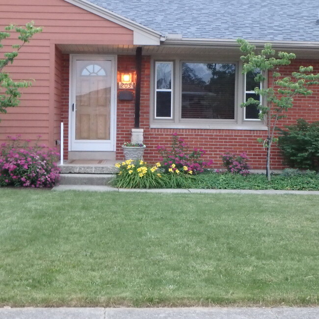 Building Photo - 203 Villa Dr