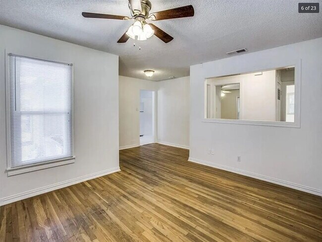 Foto del edificio - Darling 5 bedroom Home Near TCU.