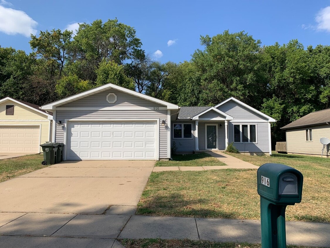 Primary Photo - Beautiful 3-bedroom