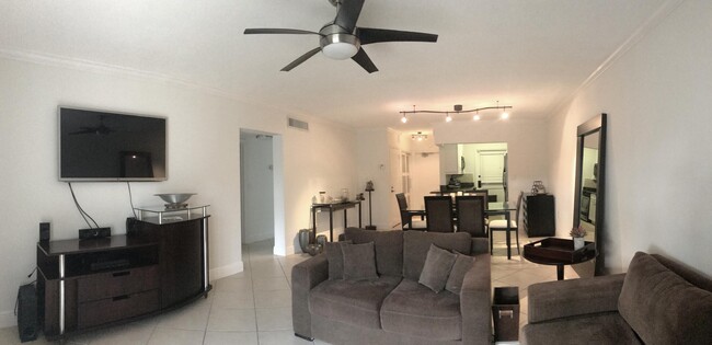 Building Photo - 200 E Royal Palm Rd