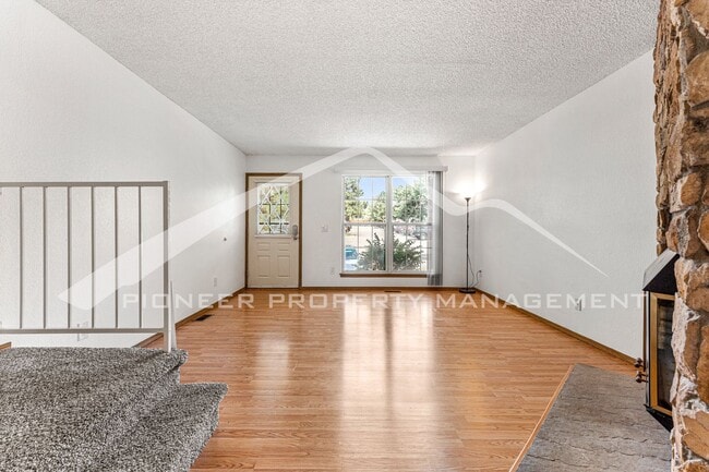 Building Photo - Spacious Townhouse with Central AC and Was...