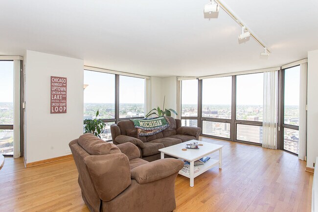 Foto del edificio - 2650 N Lakeview Ave