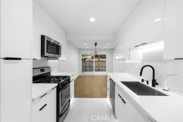 Building Photo - 7435 Shadyglade Ave