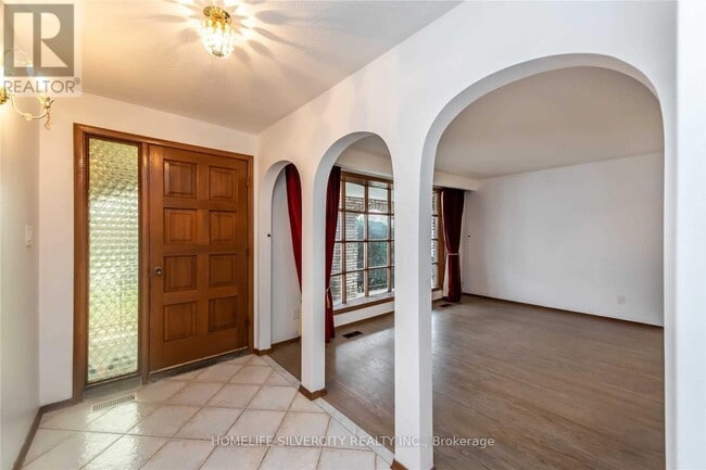 Building Photo - 5 Teak St