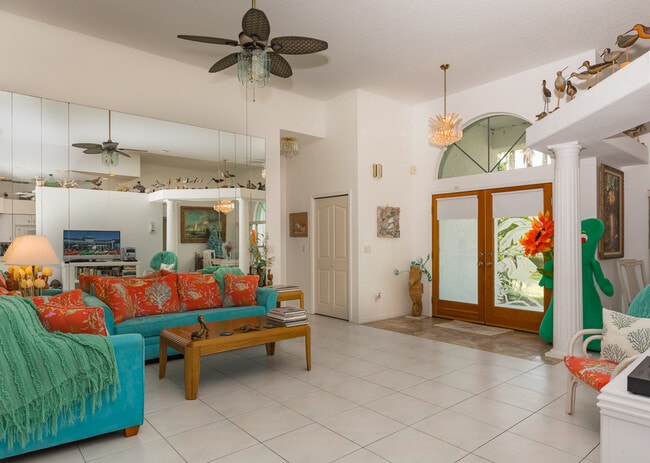 Building Photo - 4450 Saxon Dr