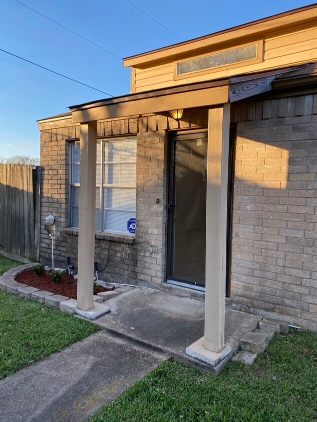 811 Buchta Rd, Angleton, TX 77515 Townhome Rentals in Angleton TX