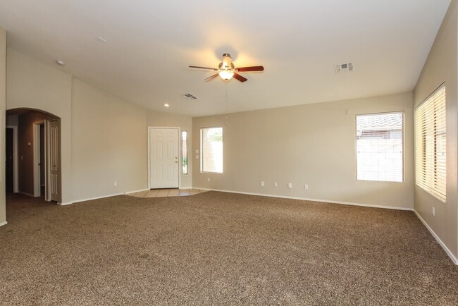 Foto del edificio - 15667 W Saguaro Ln