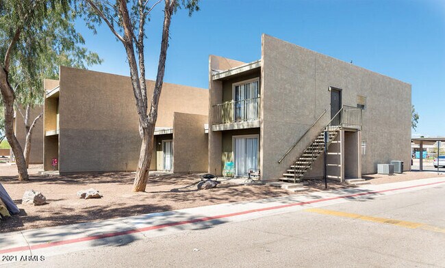 Building Photo - 2825 E Paradise Ln