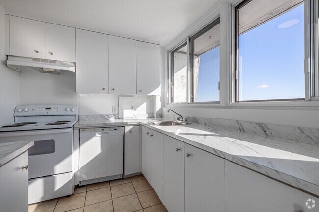 2BR, 2BA - Kitchen - 5505 Boul Cavendish