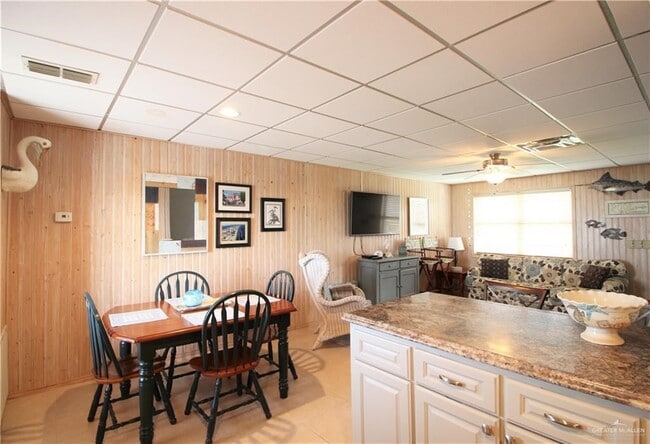 Building Photo - 200 W Sunny Isle Dr