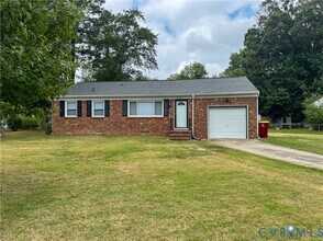 Building Photo - 2590 Pinehurst Dr