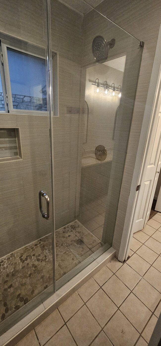 Foto del edificio - 504 Suzzane Rd