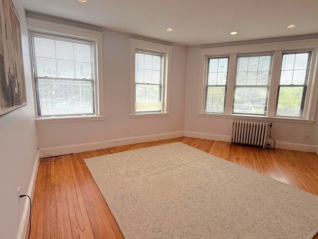 Foto del edificio - 374 Chestnut Hill Ave