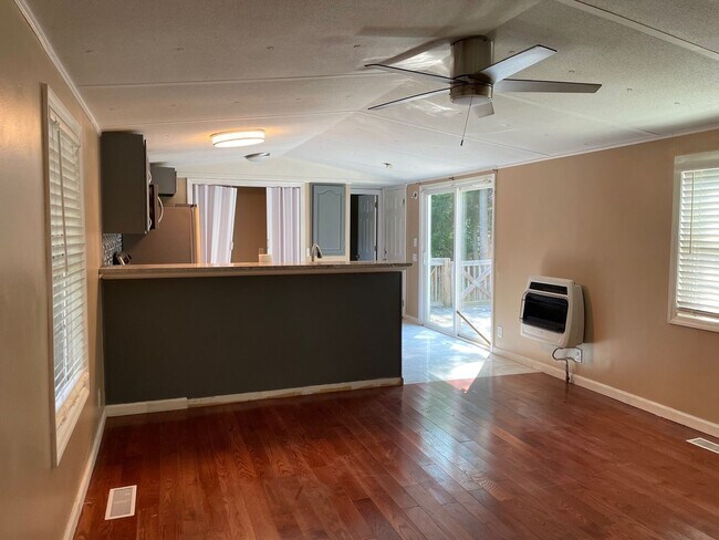 Building Photo - 3 Bed, 2 Bath Mobile home
