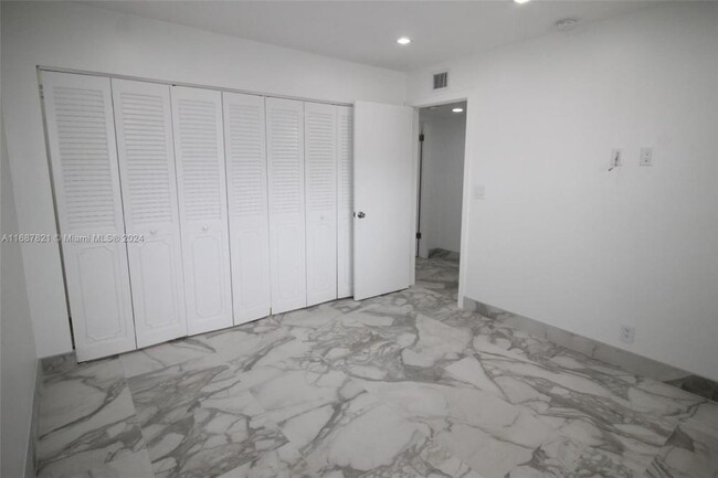 Building Photo - 2 bedroom in Hollywood FL 33021