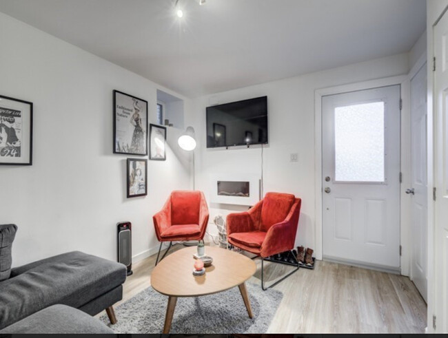 Building Photo - West Queen West Renovated unfurnished apar...