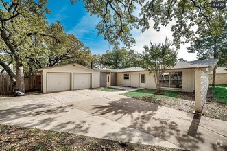 Building Photo - 1520 Sunnybrook Dr