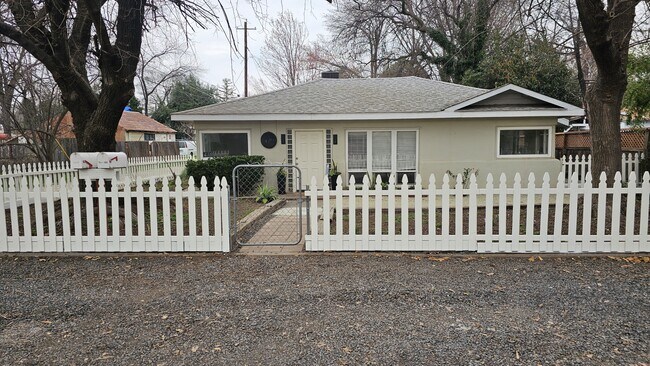 Building Photo - 476 E 7th Ave