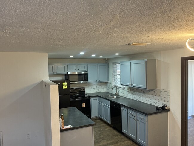 Foto del edificio - 7634 Rosewood Dr