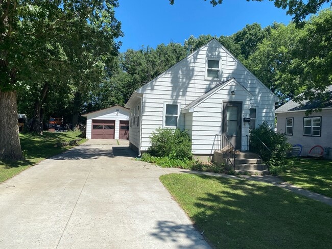 Building Photo - 630 W Linden St