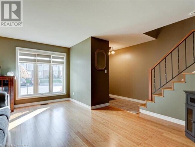 Photo du bâtiment - 1328 Commissioners Rd W