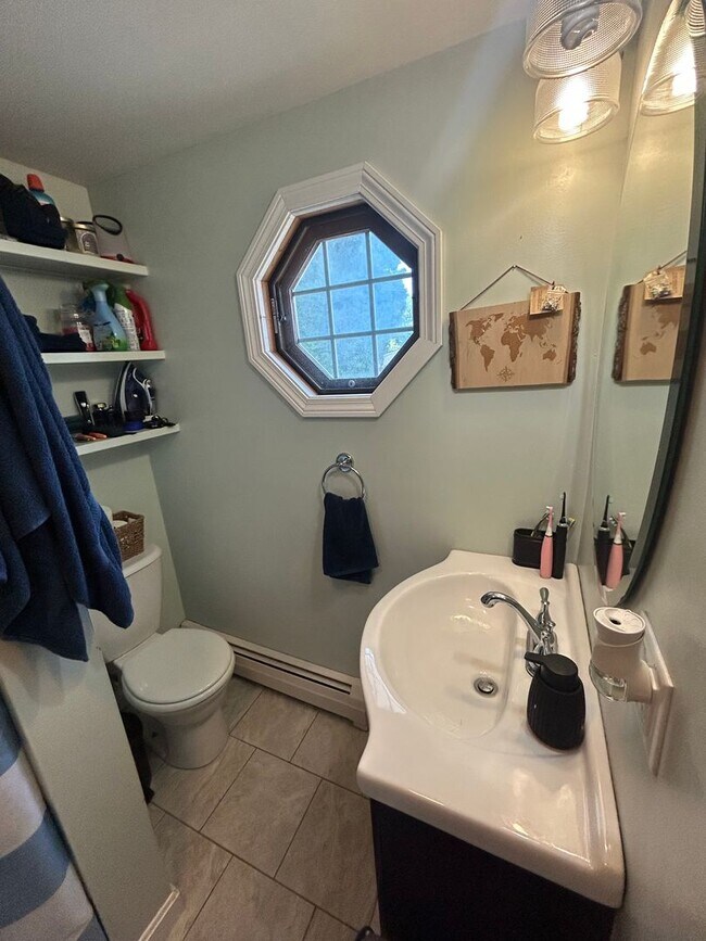 Foto del edificio - Perfect , updated, Single Family Home in Warwick, 3 beds, 2 baths close to Pawtuxet Village with ...