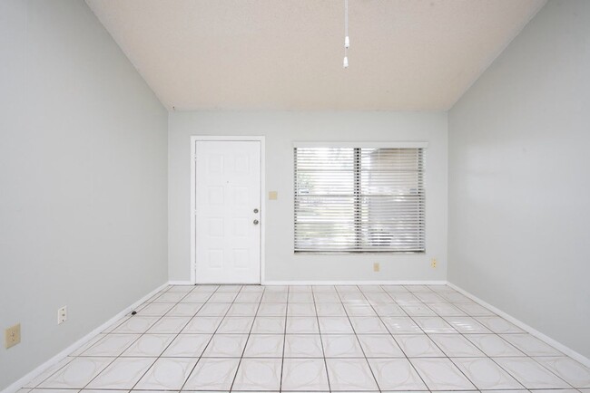 Foto del edificio - Cute 4/2 House In Buenaventura Lakes for Rent