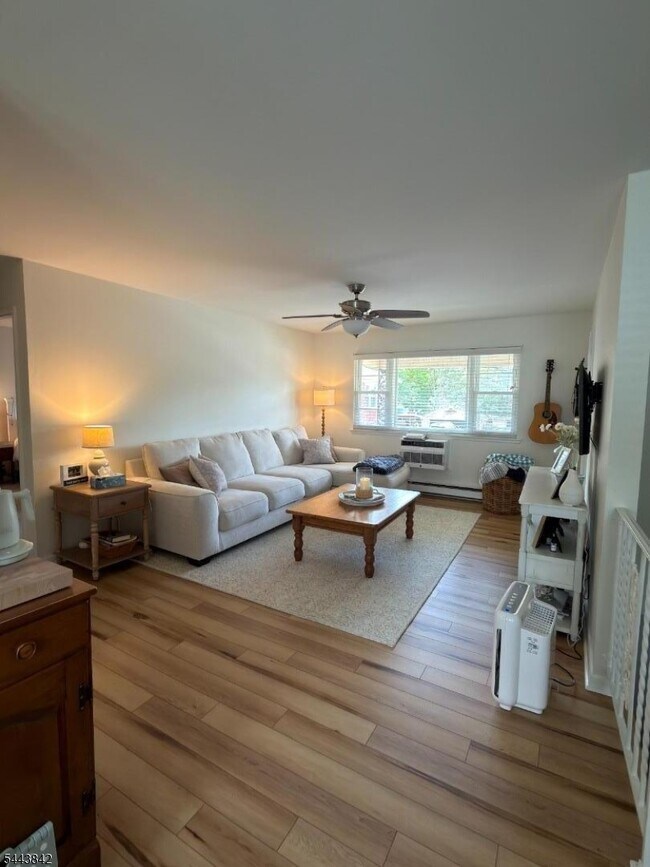 Foto del edificio - 422 Ringwood Ave
