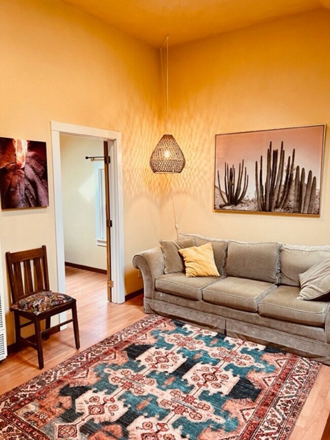 Building Photo - 1 Bed 1 Bath ADU Fully Furnished