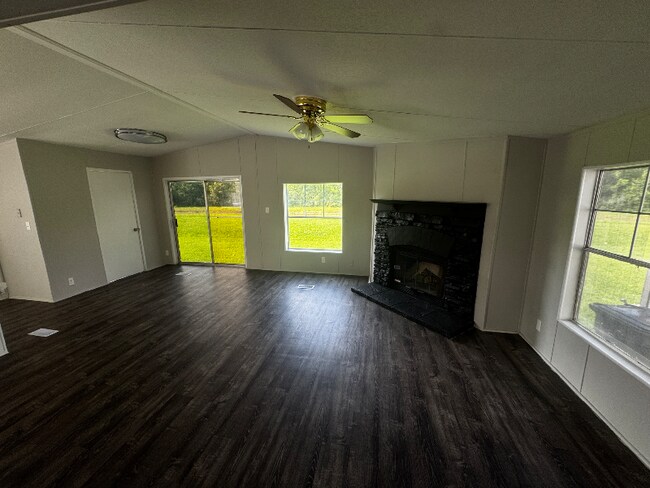 Foto del edificio - 151 Fox Meadow Dr