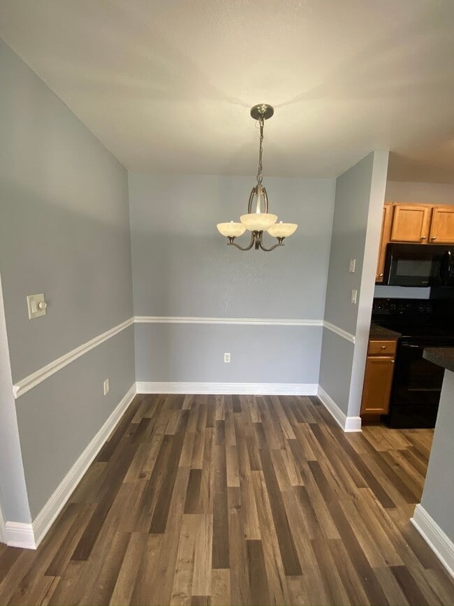Building Photo - 1/1 in the Heart of Brandon with a lake view!