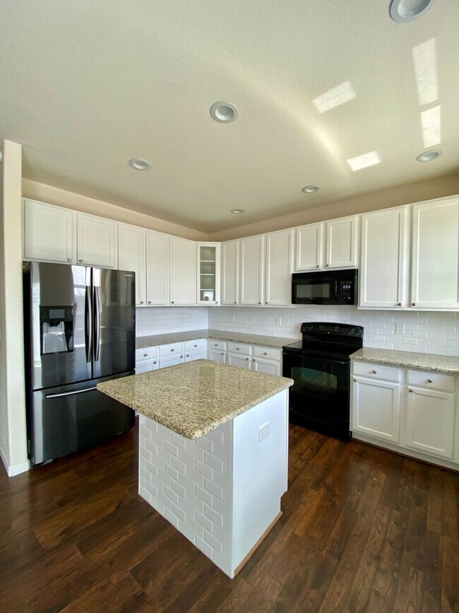 Foto del edificio - Multi Level Living in Fountain! Private Suite with Kitchenette in Basement! 5 Bedroom in 80817