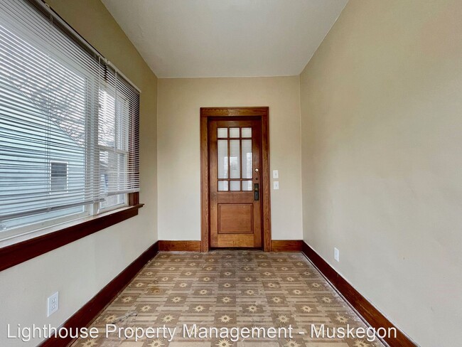 Foto del edificio - 5 br, 1.5 bath House - 1071 E Apple Ave