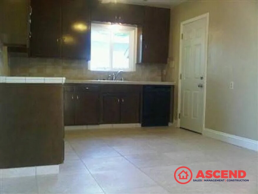 Charming 3 Bed, 1 Bath Home with Garage in Bakersfield