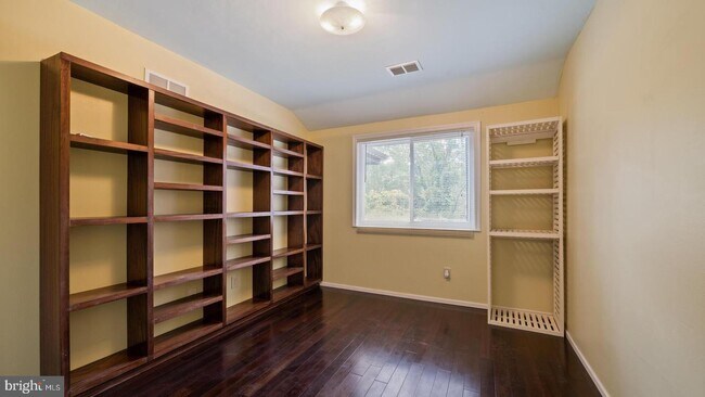 Building Photo - 252 Sayre Dr