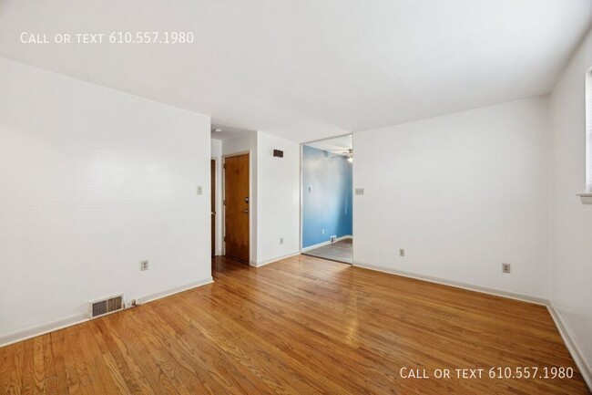 Building Photo - Clean and Updated 2 Bedroom 1 Bath apartme...