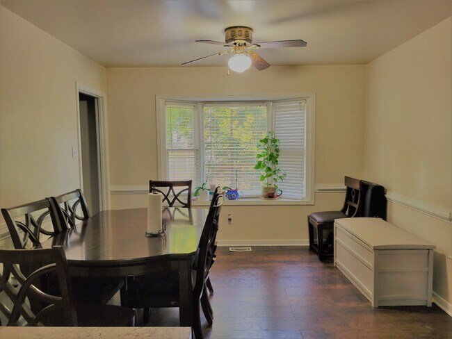 Foto del edificio - 3 Bedroom 2.5 bath Colonial off of Reams Road in Chesterfield County