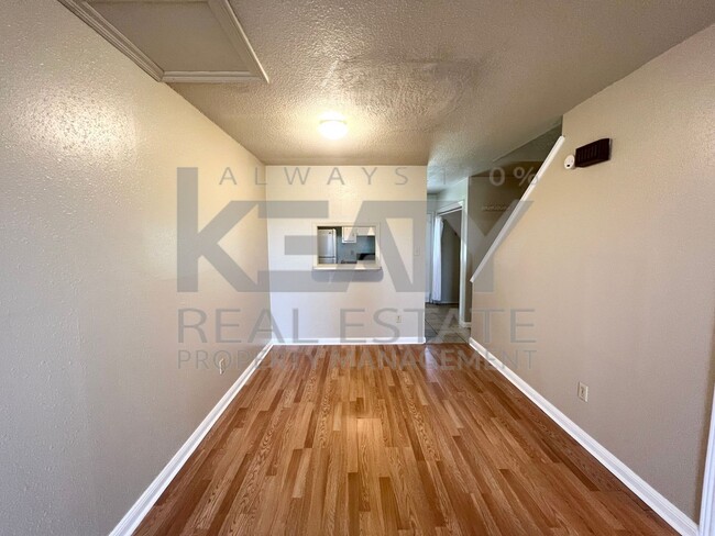 Foto del edificio - 2 Bedroom, 1.5 Bathroom Townhouse on Roble...