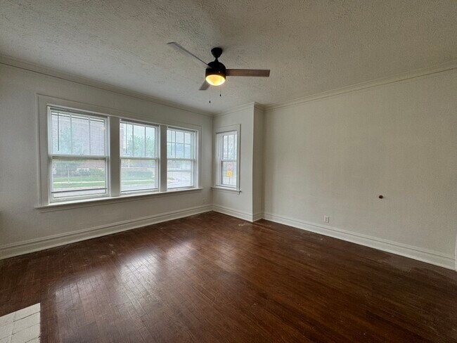 Foto del edificio - 330 E Liberty Dr