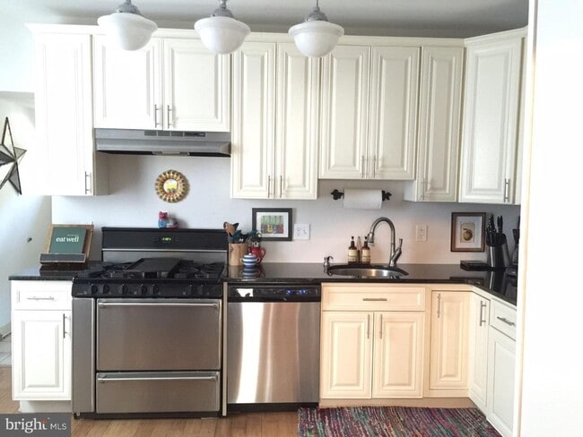Building Photo - Charming Renovated Twin in the Heart of Manayunk | $2,250/Month