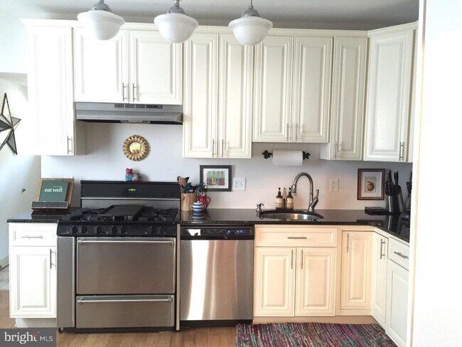 Foto del edificio - Charming Renovated Twin in the Heart of Manayunk | $2,250/Month