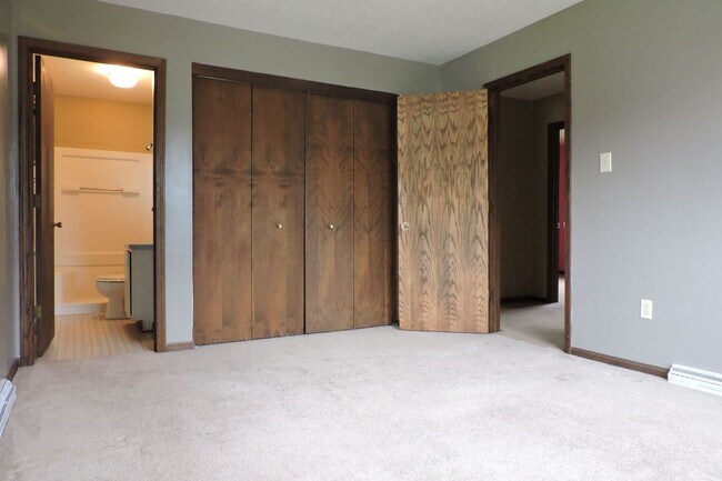 Master bedroom - 2500 Killian Rd