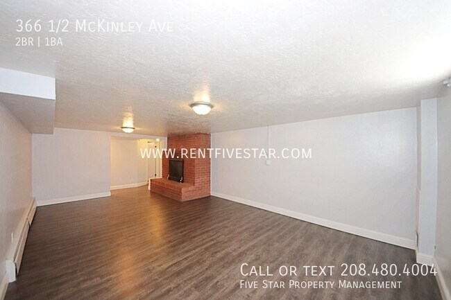 Building Photo - Spacious, Freshly Updated Apartment in a C...