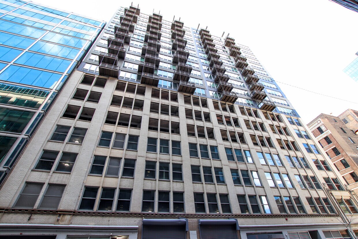 Primary Photo - 565 W Quincy St