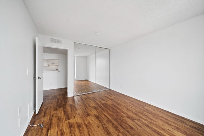 Building Photo - 511 S Park View St