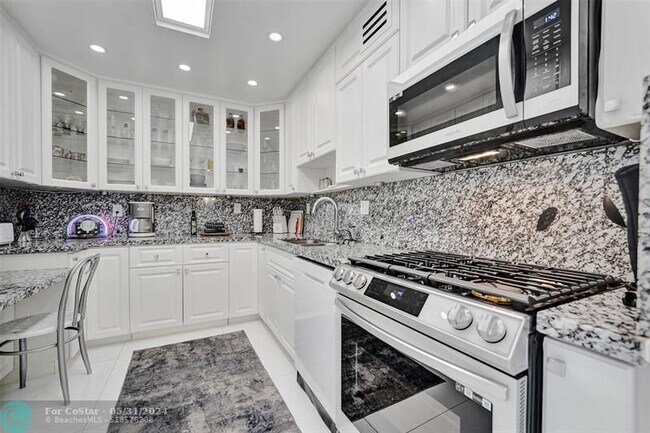 Building Photo - 2030 S Ocean Dr